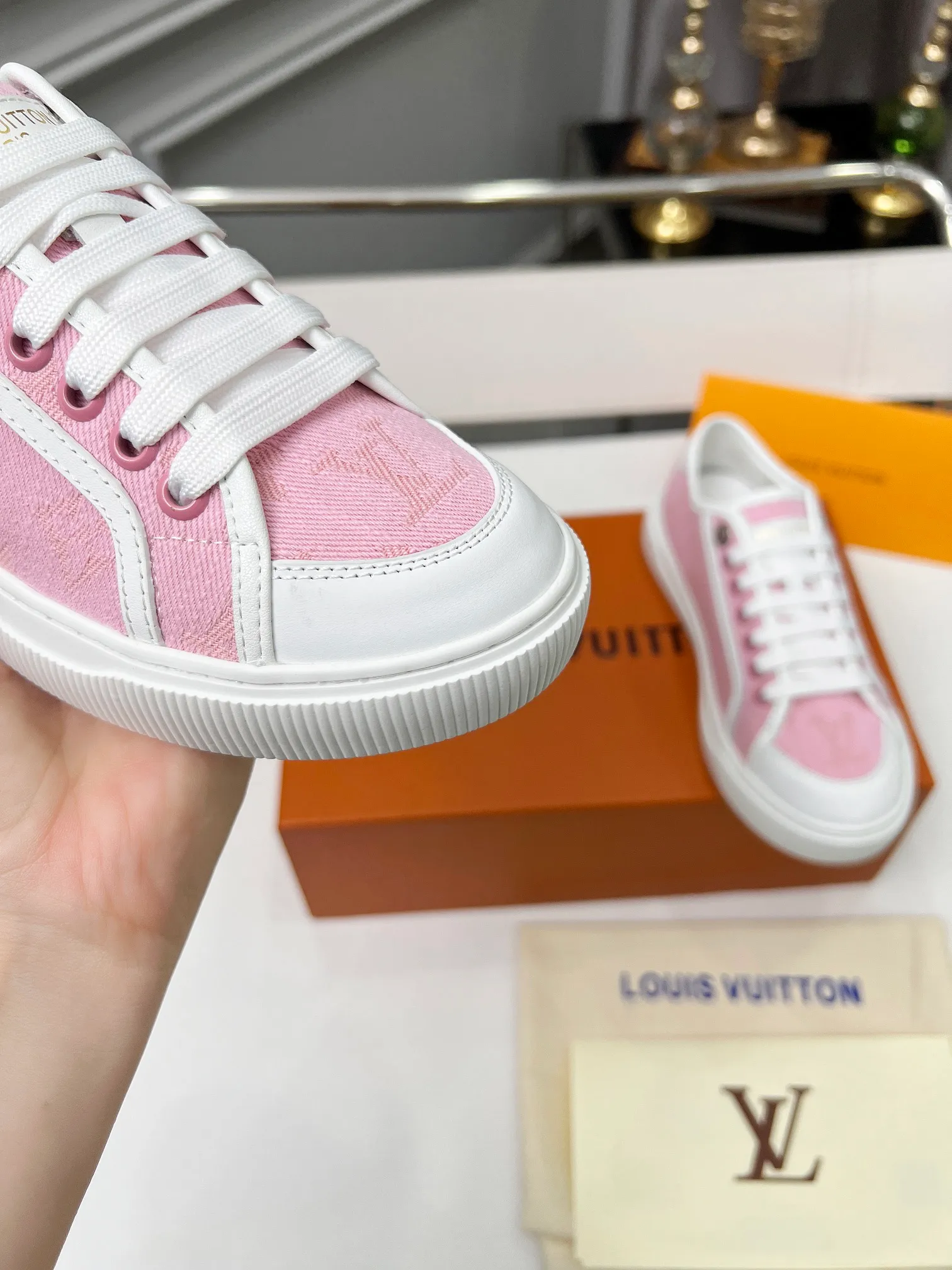👟👟Ex-factory price 440👟👟 New arrival🆕 The hottest early spring model is coming. LV Lagoon sneakers are made of Monogram denim, injecting a retro flavor into the classic design. Leather trimmings pop out with the Louis Vuitton logo, while stenciled eyelets, trim and laces add to the refined details, and a rubber outsole embellished with Monogram flowers completes the look. Code number: 35~41, multiple colors available! Oil edges + TPU outsole + drawer box packaging